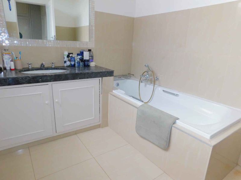 Four bedroom apartment in Illovo - Photo 10