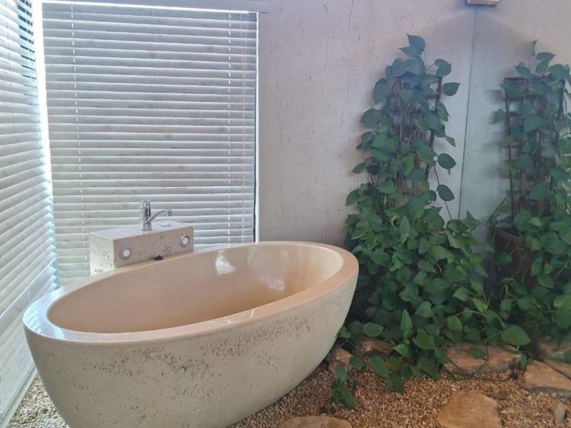 Spacious 5-Bed Residence With Consulting Rooms In Klein Windhoek - Photo 4