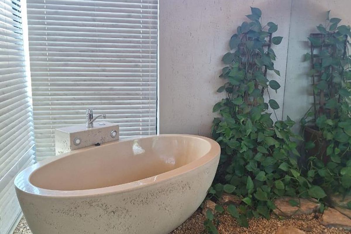 Spacious 5-Bed Residence With Consulting Rooms In Klein Windhoek - Photo 4