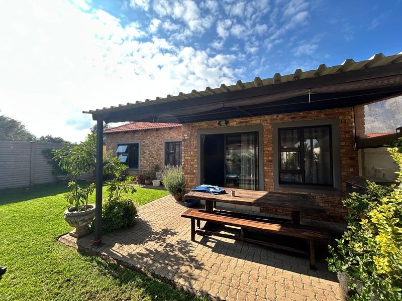 Charming 3-Bedroom Home with Luxurious Amenities - Photo 8