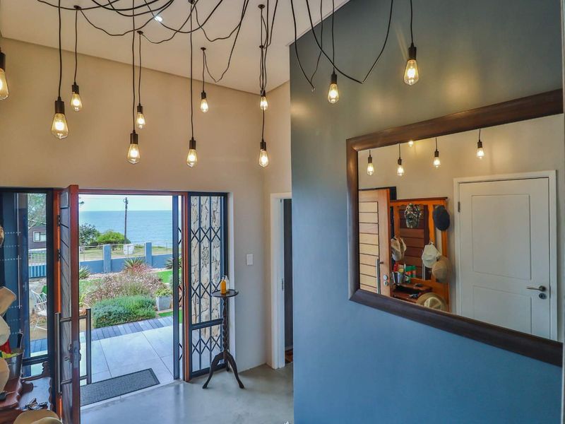 4 Bedroom Luxurious Family Home with Panoramic Ocean View - Photo 4