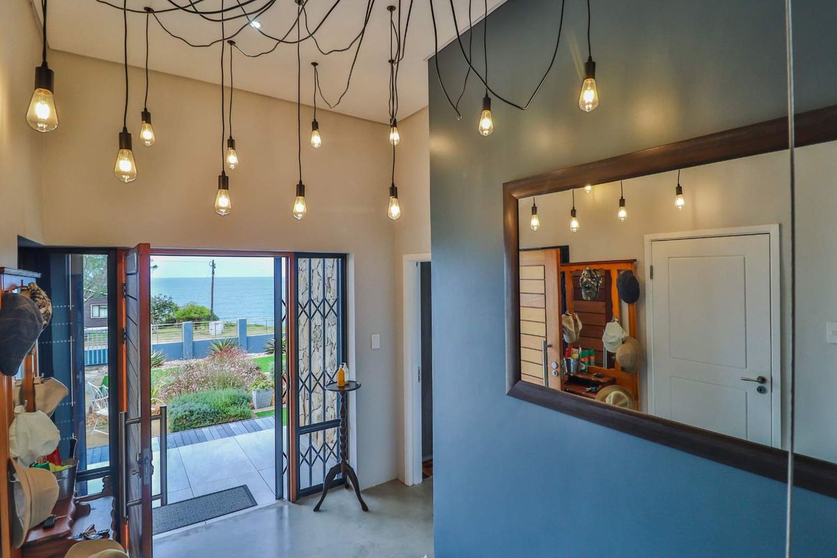 4 Bedroom Luxurious Family Home with Panoramic Ocean View - Photo 4