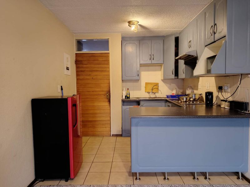 R9000-00 per month rental income 3 bedroom unit - Photo 3