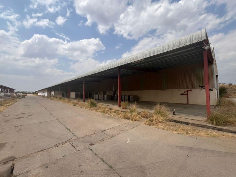 Large Warehouse To Let - Photo 2