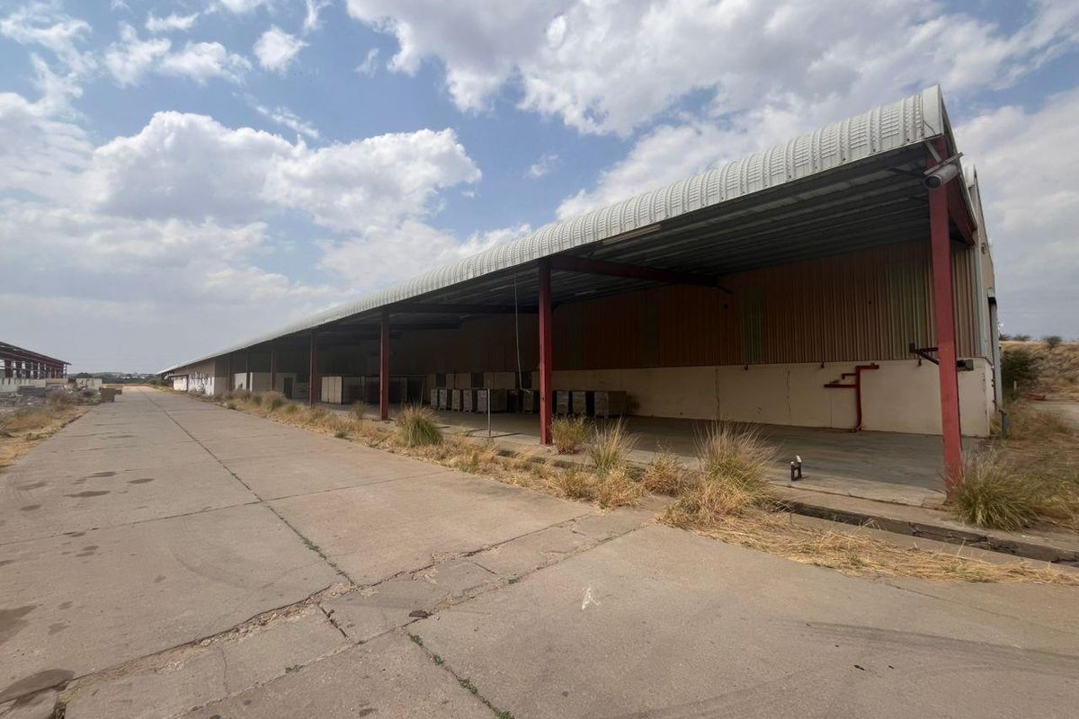 Large Warehouse To Let - Photo 2