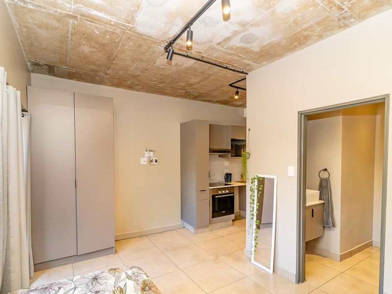 Garden Studio Apartment – Ideal Investment or Lock-Up-and-Go Lifestyle! - Photo 5