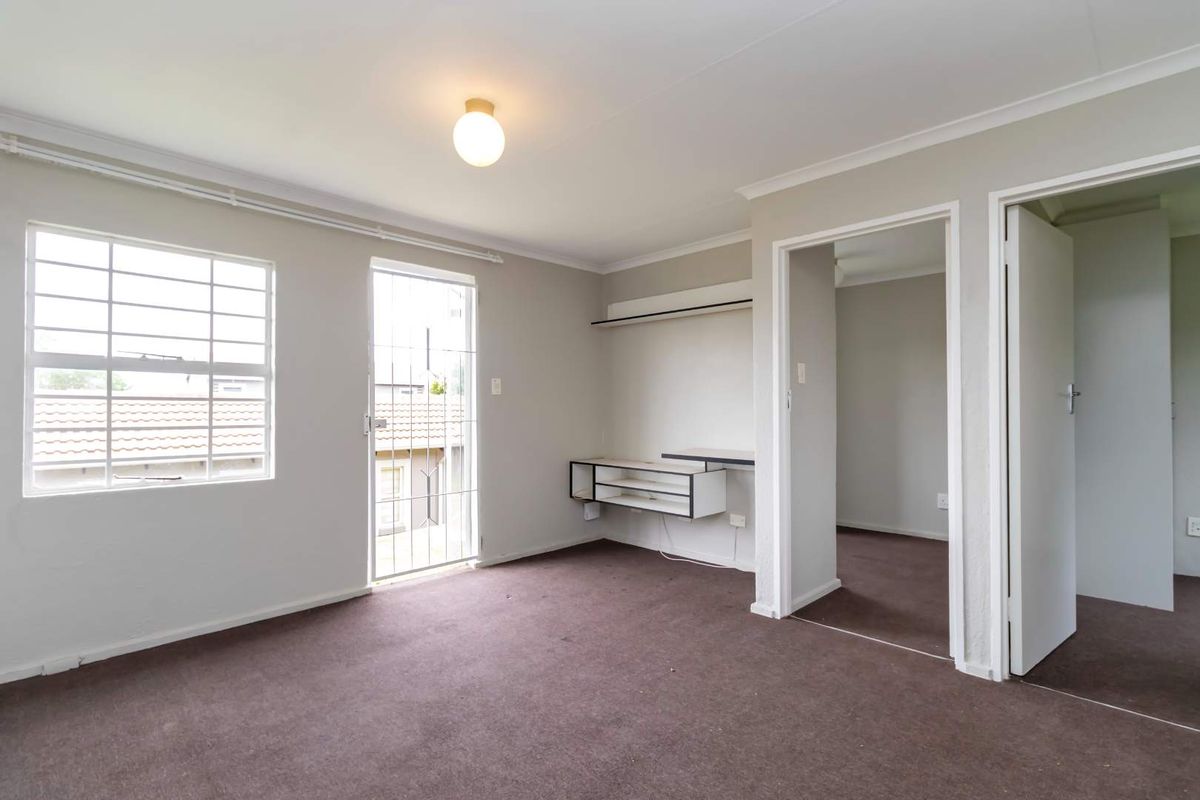 LOVELY THREE BEDROOM TOWNHOUSE - Photo 4