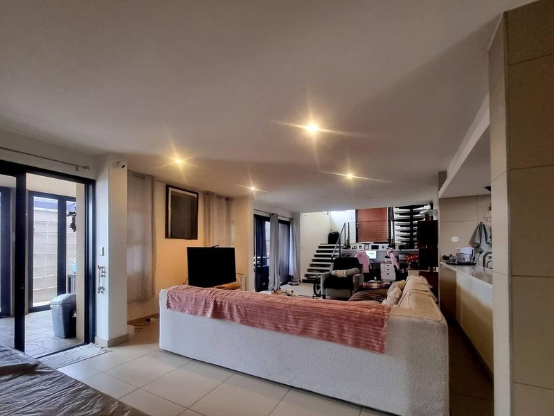 FOR SALE HENNING VILLAGE BEAUTIFUL MODERN UNIT - Photo 9