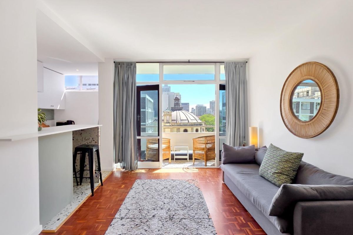 Bauhaus Beauty - A Renovated Garden-facing Studio Apartment - Photo 2