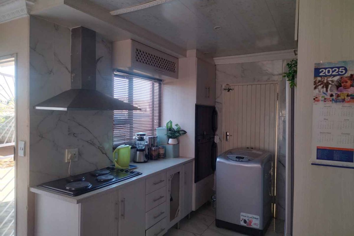 3 bedrooms house for sale in Soshanguve B1 - Photo 4