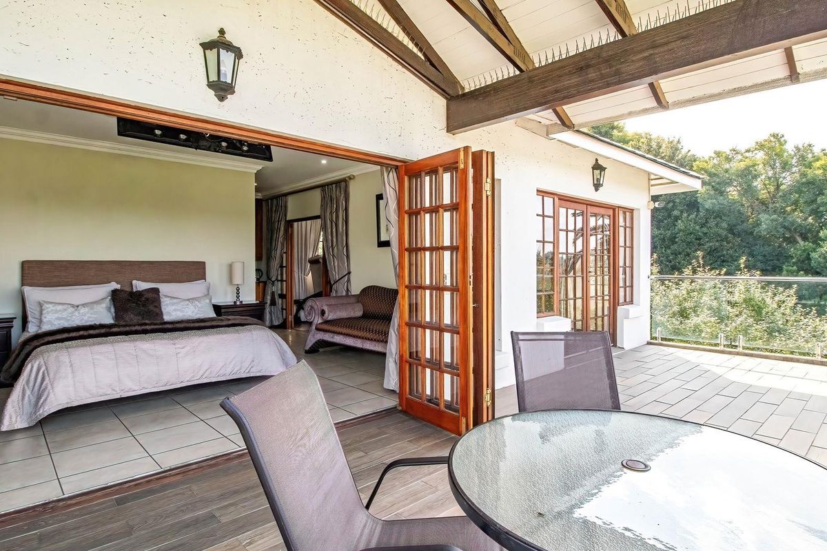 Distinguished Family Residence with Panoramic Views, Flatlet & Solar Power - Photo 3