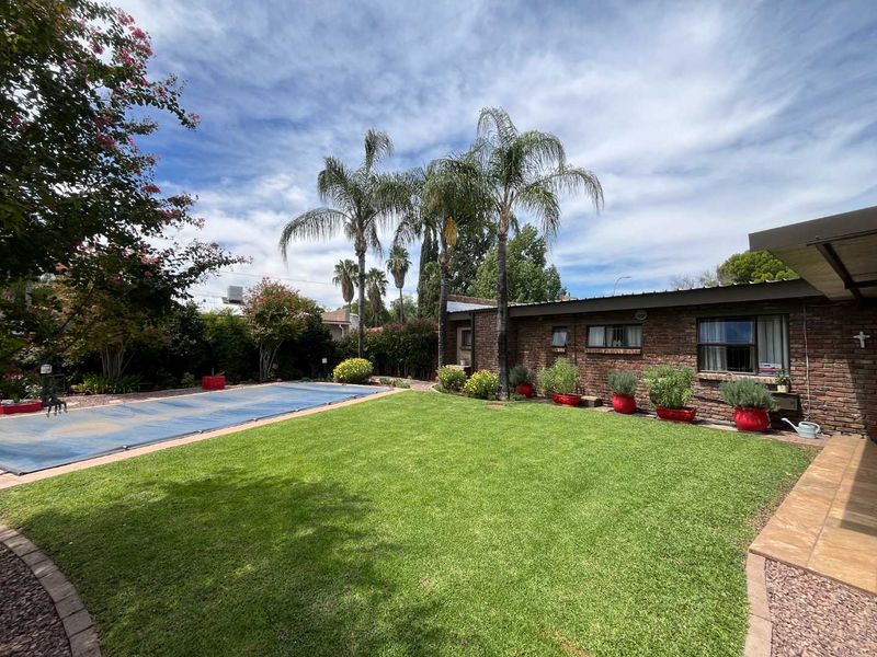 Elegant Architect-Designed Family Home in a Prestigious Neighbourhood - Photo 4