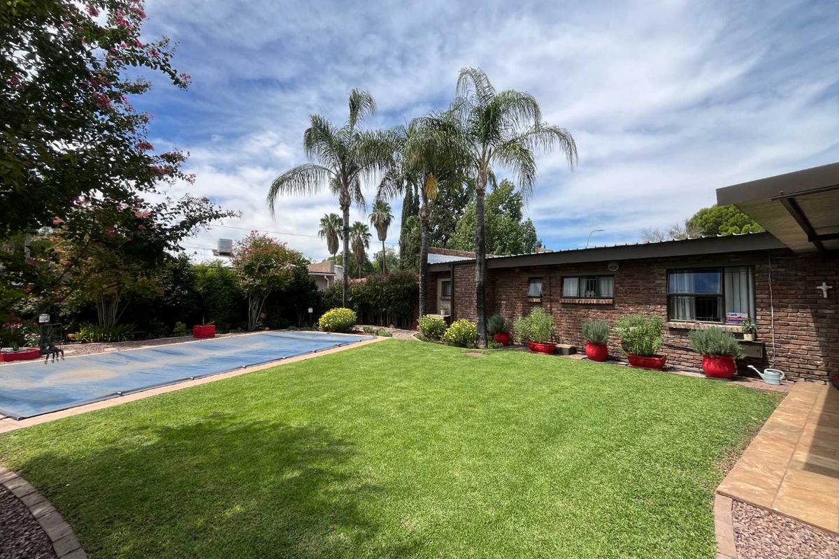 Elegant Architect-Designed Family Home in a Prestigious Neighbourhood - Photo 4