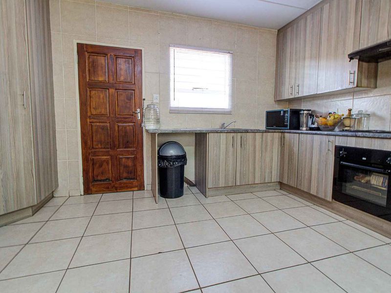 Charming Home with Expansive Main Bedroom! - Photo 3