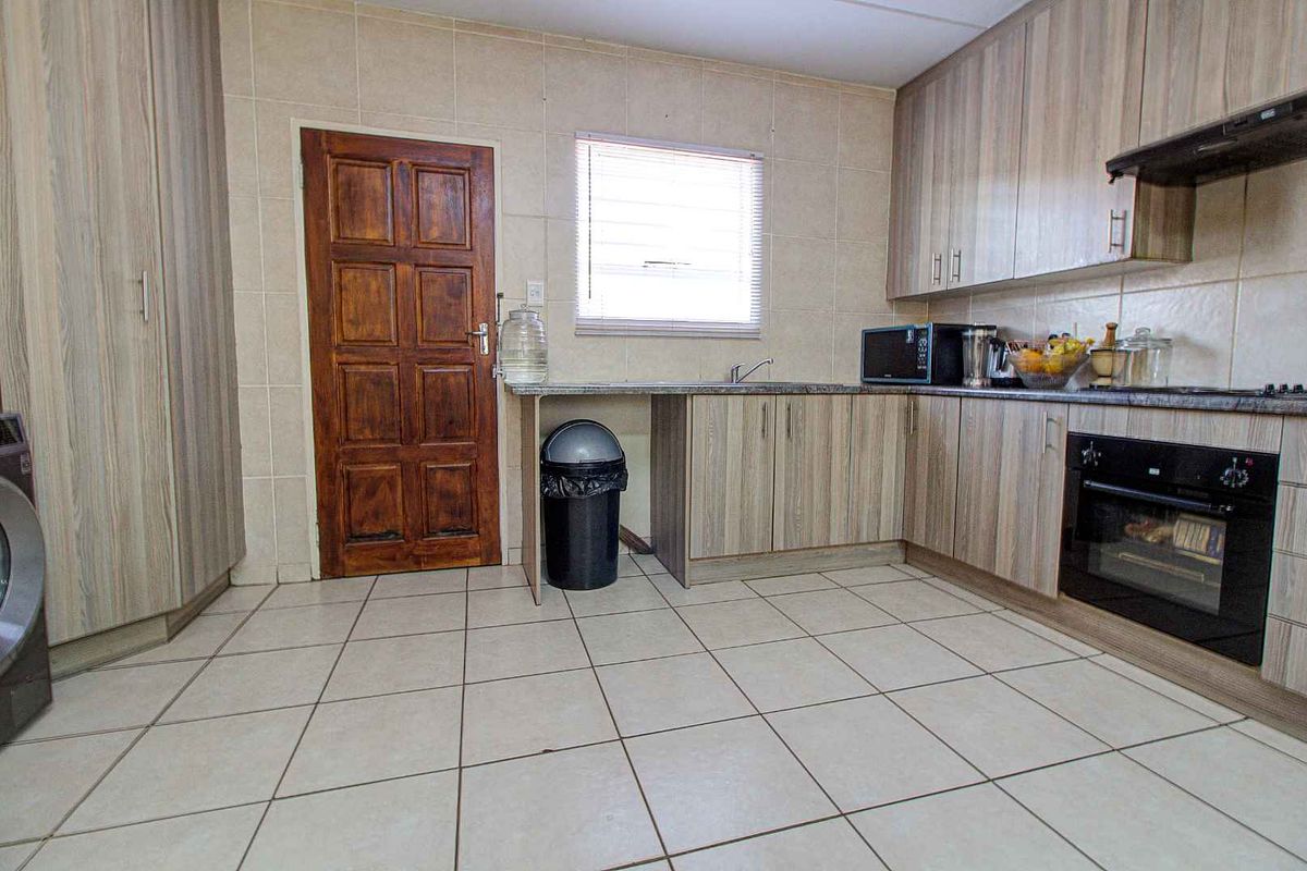 Charming Home with Expansive Main Bedroom! - Photo 3