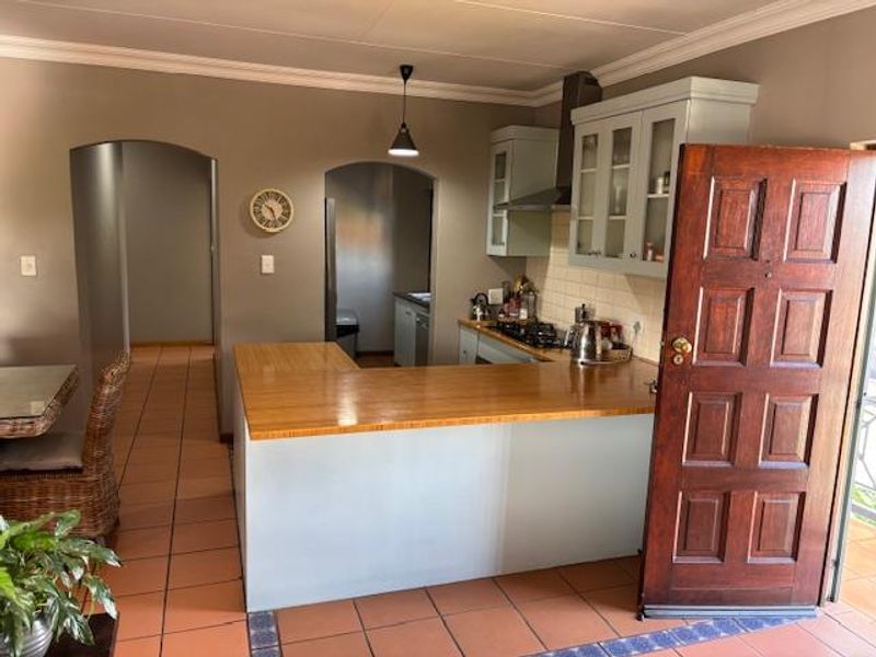 Exquisite property for the discerning young family or professional couple! - Photo 3