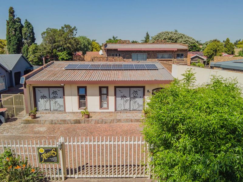 11 Bedroom Guest home in Lakefield x21. - Photo 2