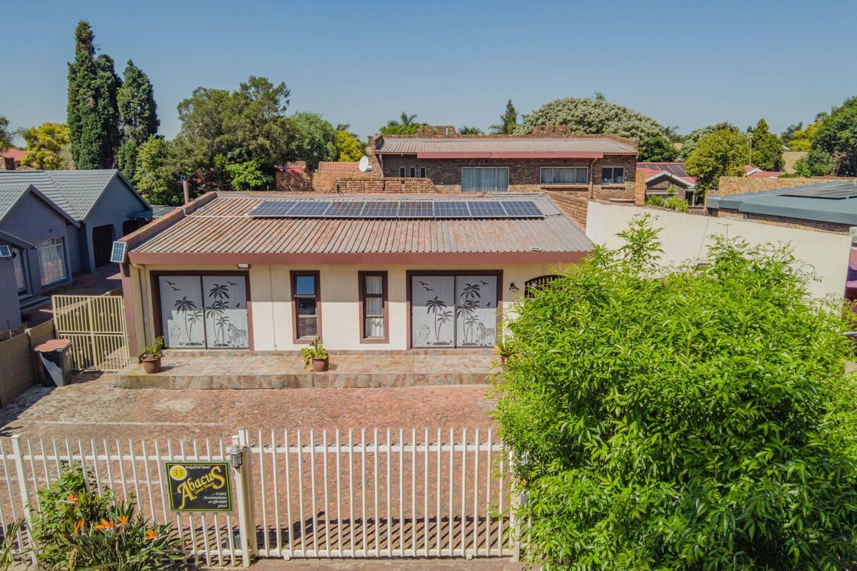 11 Bedroom Guest home in Lakefield x21. - Photo 2