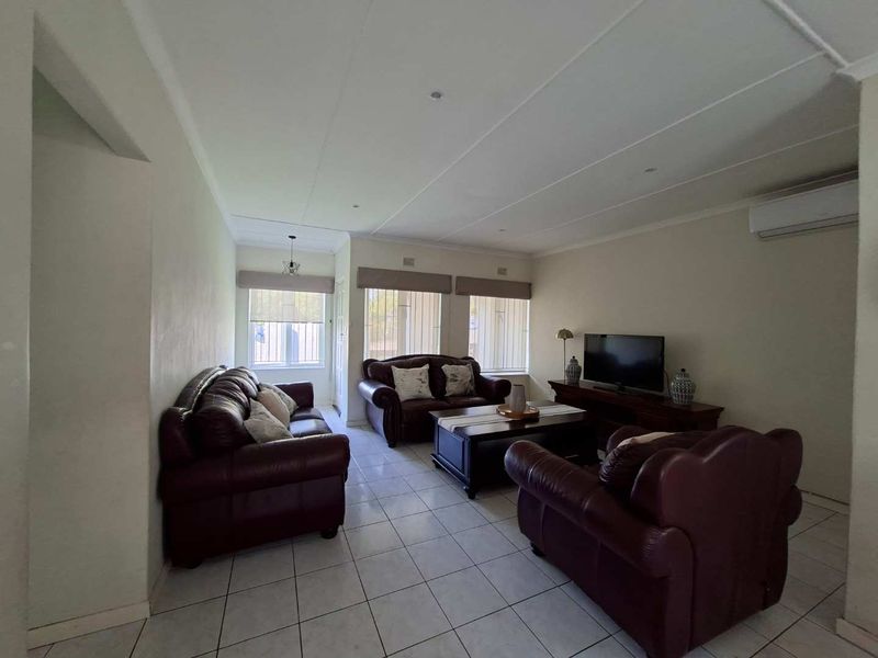 3 Bedroom house with flatlet in a tranquil Shall Cross Suburb - Photo 7
