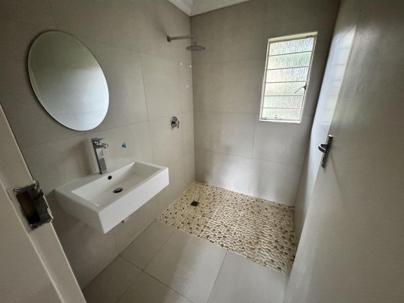 Elegant 4 Bedroom Family Home with Exceptional Entertainment Areas in Rooihuiskraal - Photo 8