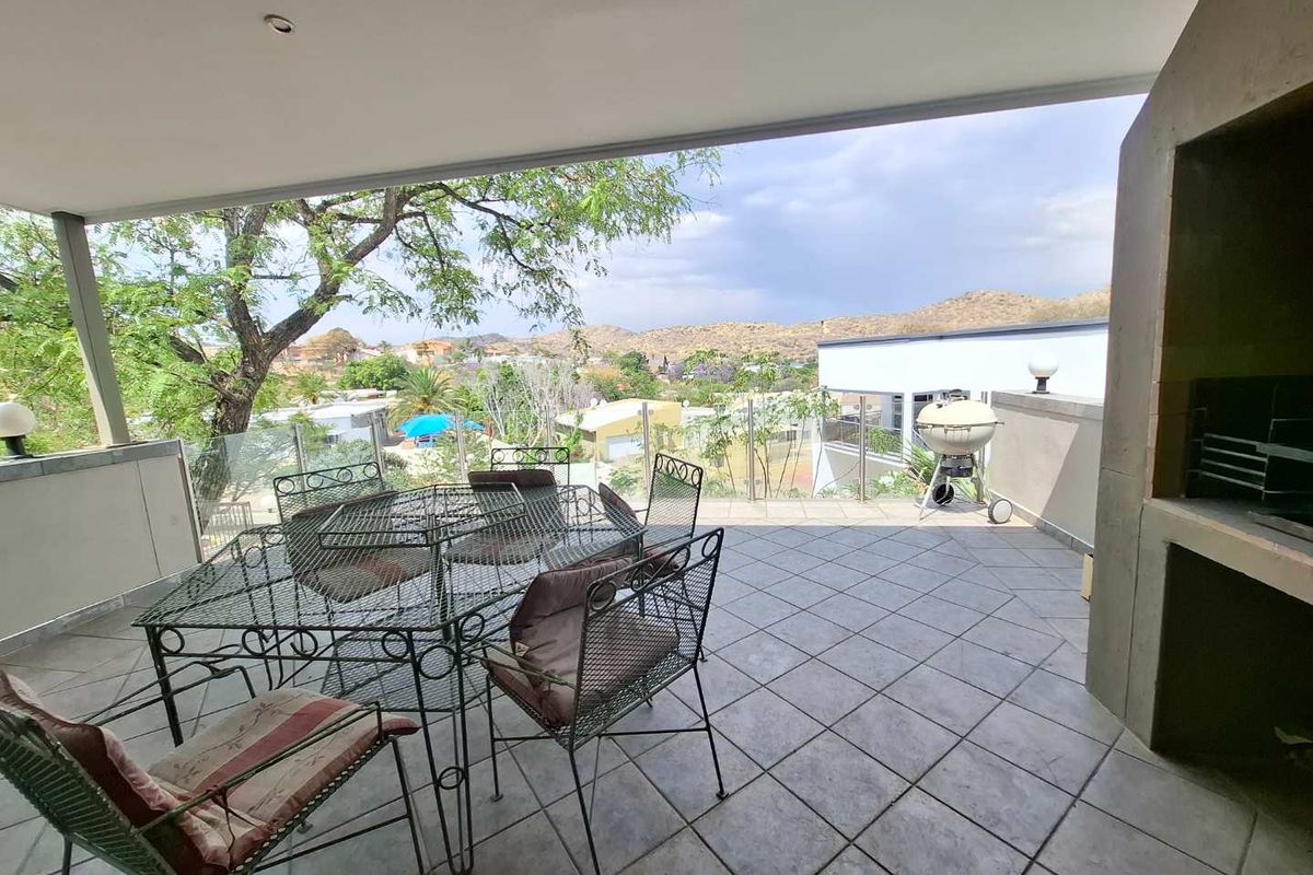 Elegant Family Home in Eros with Expansive Views - Photo 2