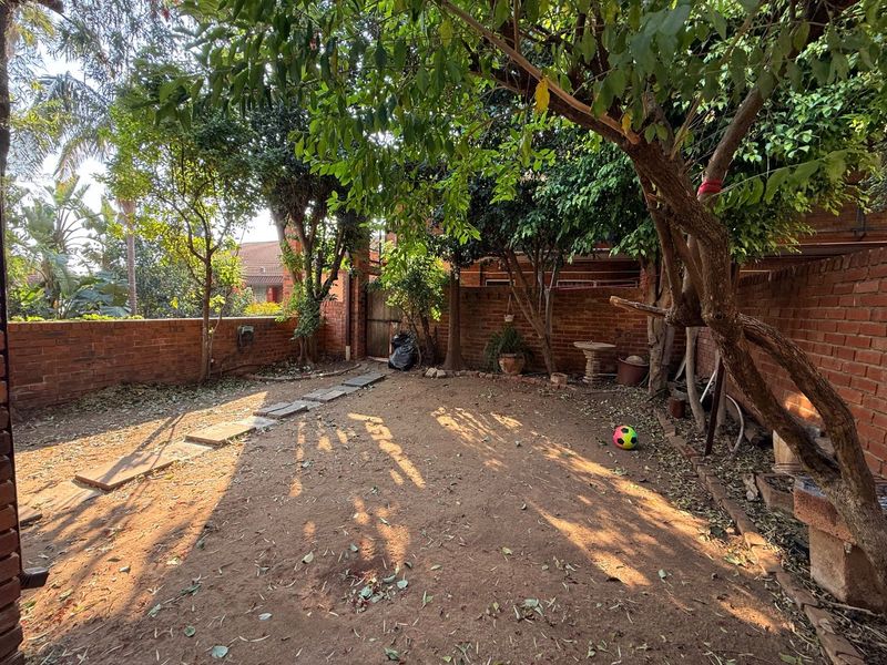 Charming 2-Bedroom Apartment with Spacious Garden & Ample Parking - Photo 2
