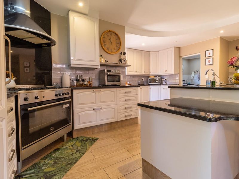 Immaculate four bedroom home with all the bells and whistles - Rooihuiskraal - Photo 8
