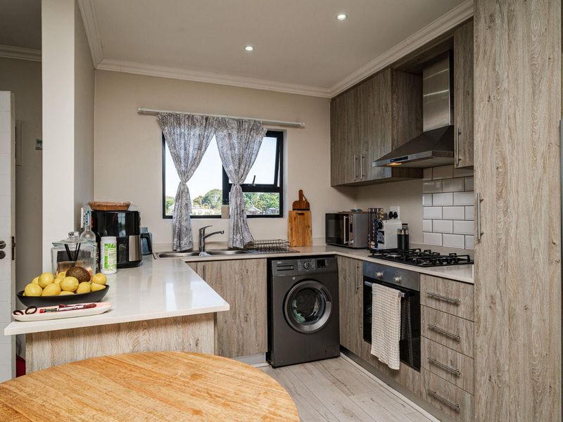 TURN KEY LOCK-UP & GO IN EVER POPULAR EMBERTON ESTATE! - Photo 3