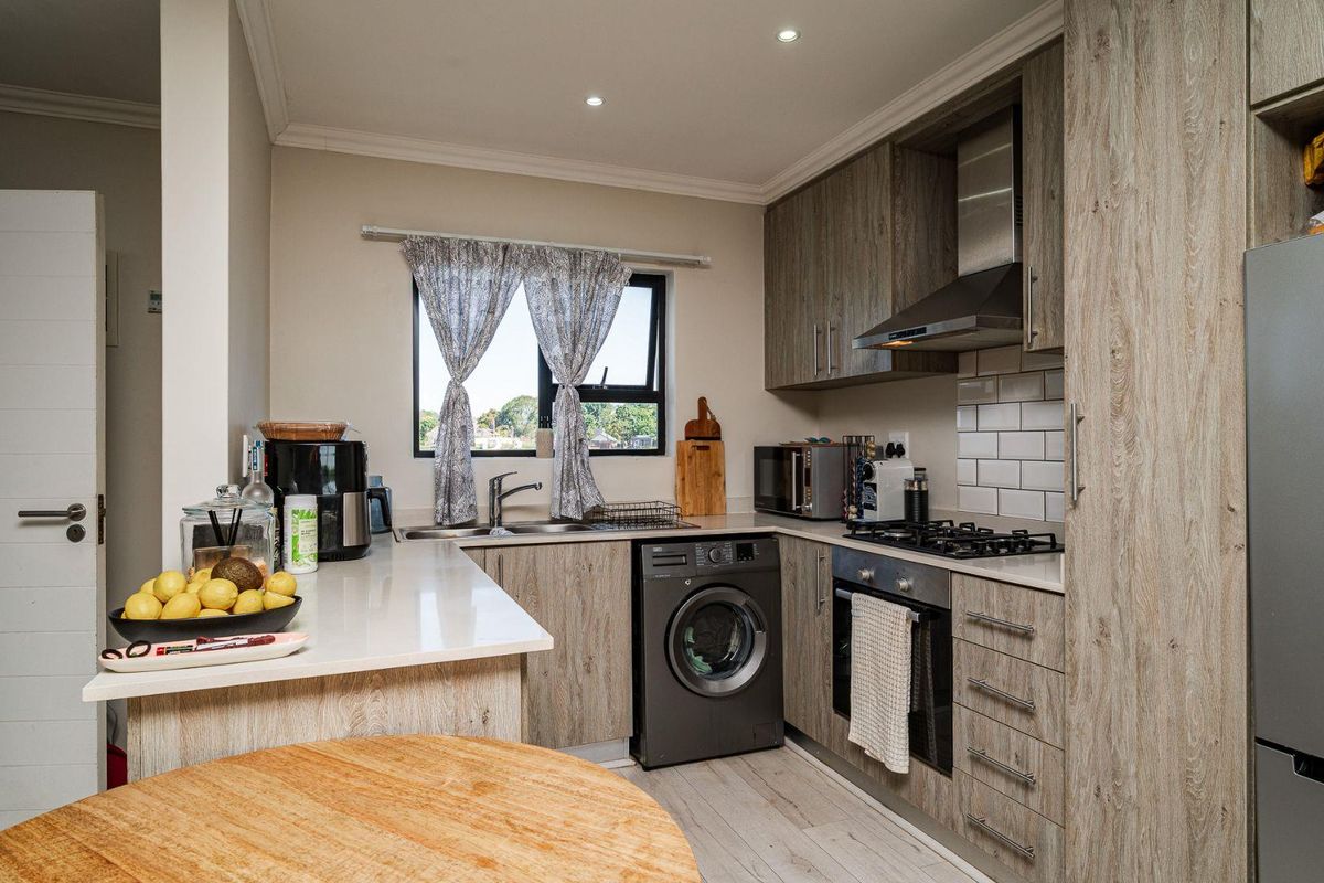 TURN KEY LOCK-UP & GO IN EVER POPULAR EMBERTON ESTATE! - Photo 3