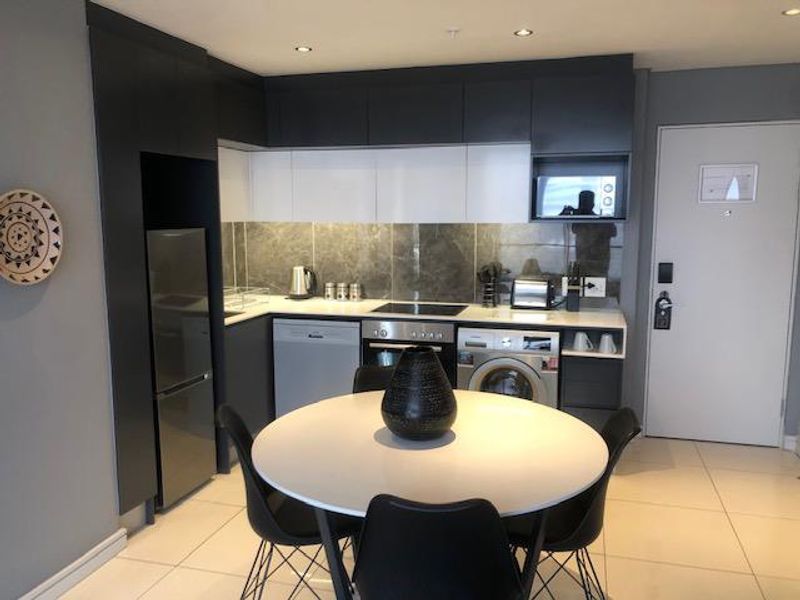 Upmarket 1 bed apartment in Sandton CBD - Photo 6