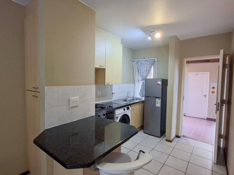 Lovely garden studio apartment available in Bryanston - Photo 3