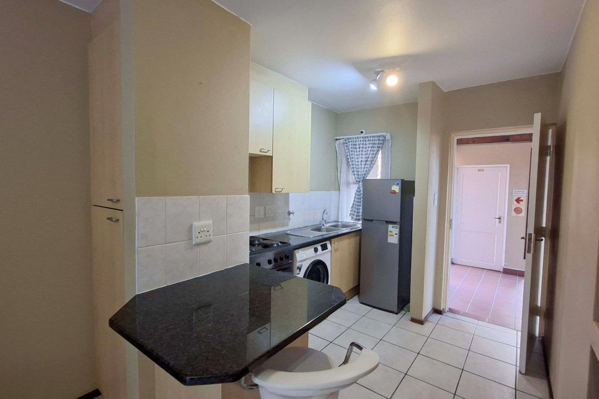 Lovely garden studio apartment available in Bryanston - Photo 3