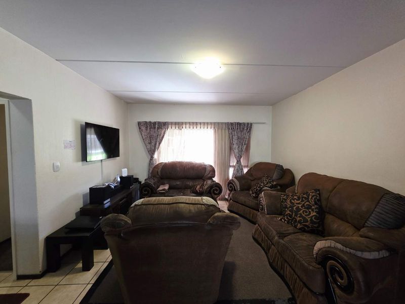 Priced to sell !!    Spacious 2-Bedroom, 2-Bathroom Ground Floor Unit for Sale - Photo 2