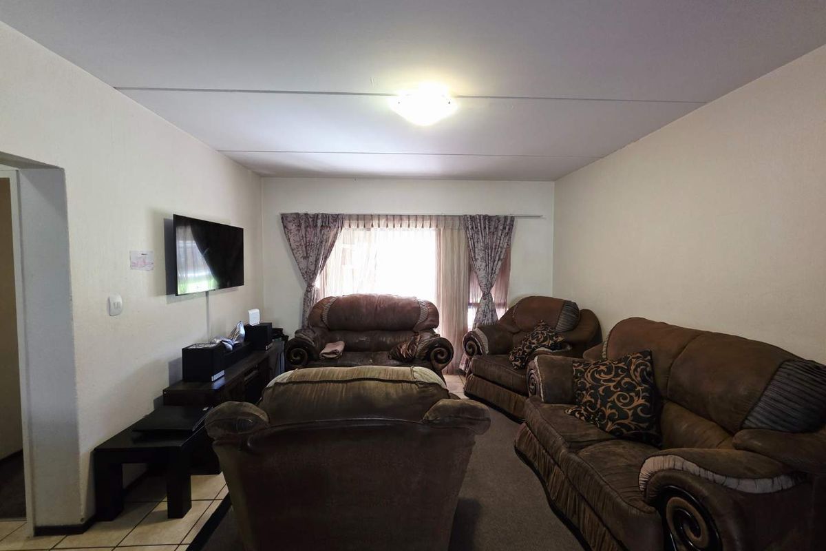 Priced to sell !!    Spacious 2-Bedroom, 2-Bathroom Ground Floor Unit for Sale - Photo 2