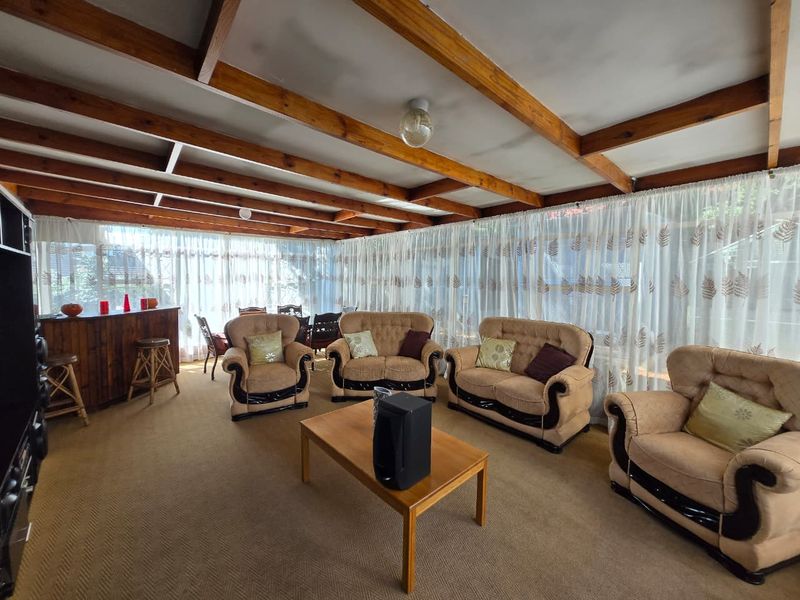 Spacious 3-Bed Family Home with Pool & Scenic Views in Glenanda - Photo 4