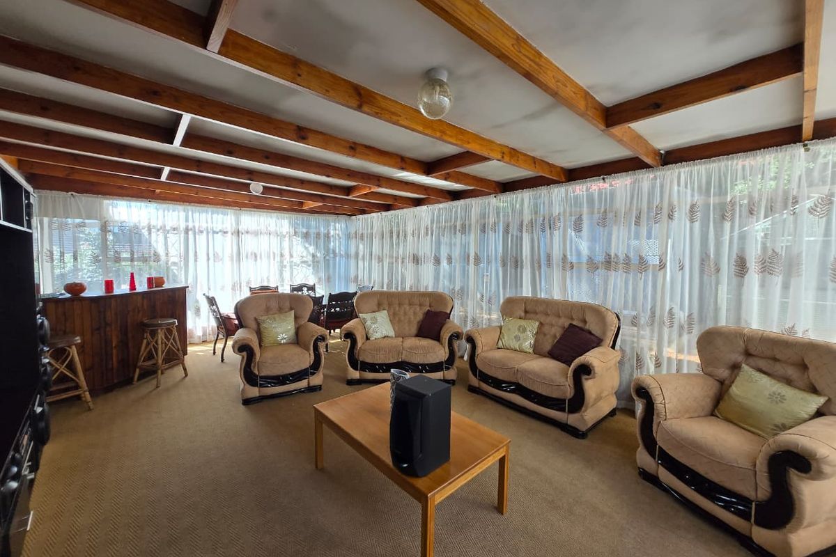 Spacious 3-Bed Family Home with Pool & Scenic Views in Glenanda - Photo 4