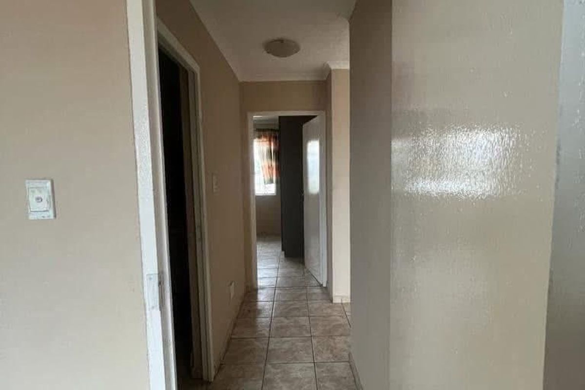 New renovated Two bedroom flat for sale in Katutura - Photo 4