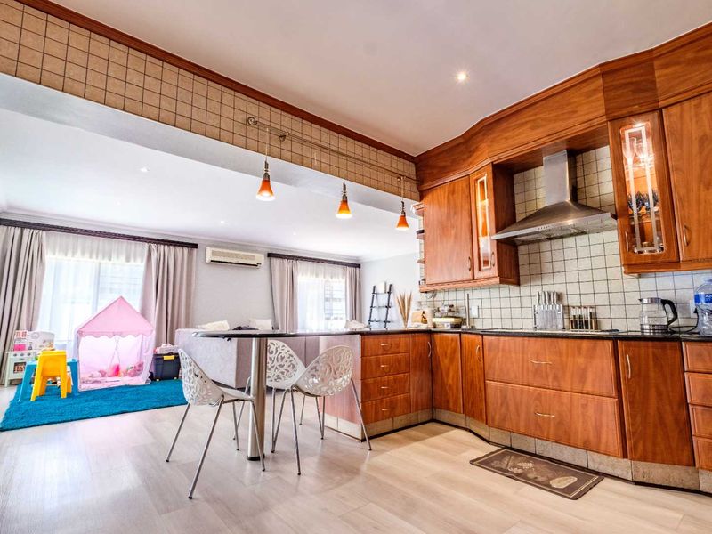 "Luxurious Double-Storey Home in Exclusive Beyerspark Estate" - Photo 4