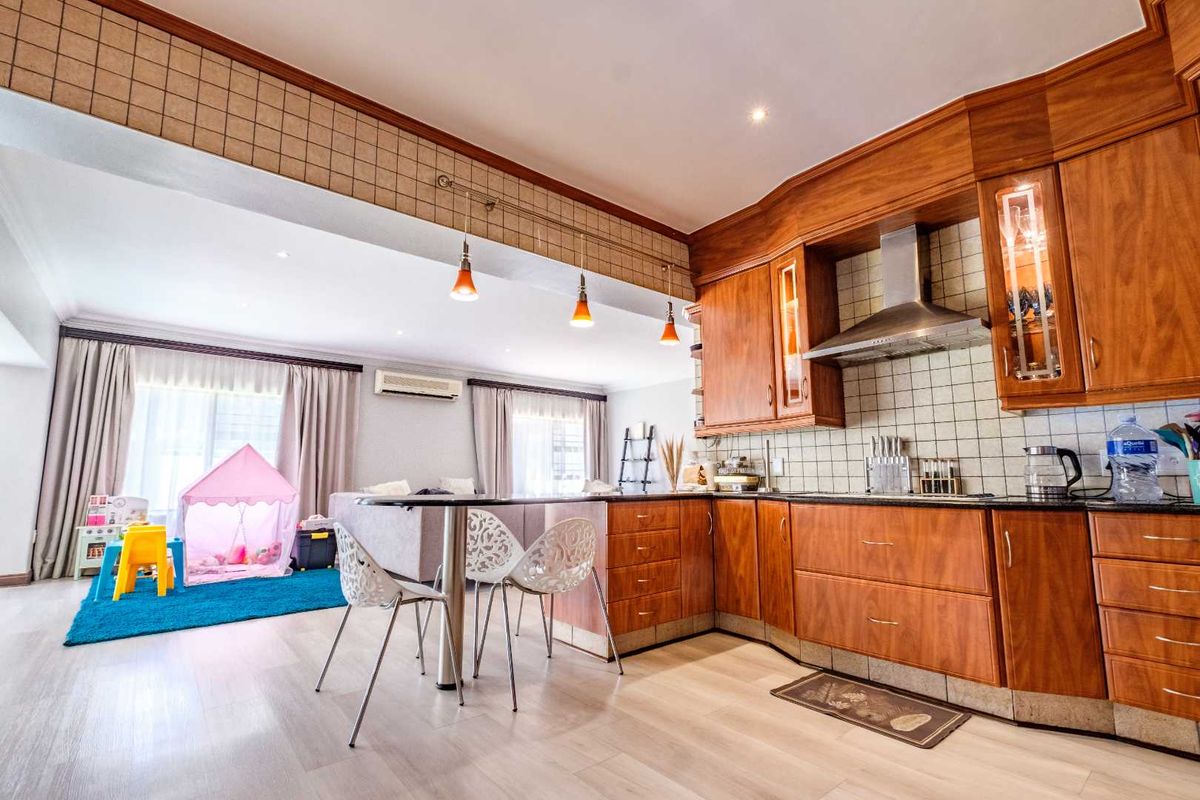 "Luxurious Double-Storey Home in Exclusive Beyerspark Estate" - Photo 4