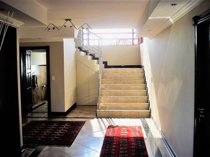 Stunning Double-Storey Home with Permanent Sea Views - Photo 4