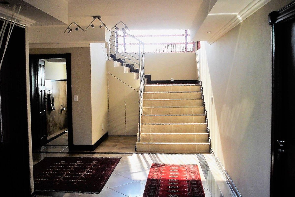Stunning Double-Storey Home with Permanent Sea Views - Photo 4