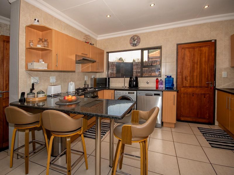 Stunning 3 bedroom simplex for rent - Photo 6