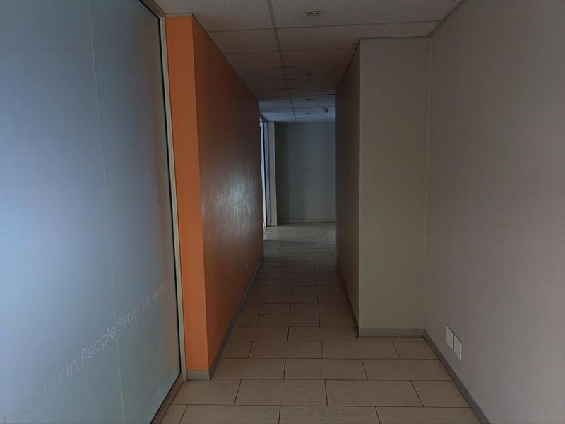 Premium Office Space | 9,193 m2 | Net Rental: R85/m2 | Operational Costs: R12/m2 Secure an exceptional commercial opportunity with this expansive 9,193 m2 - Photo 6