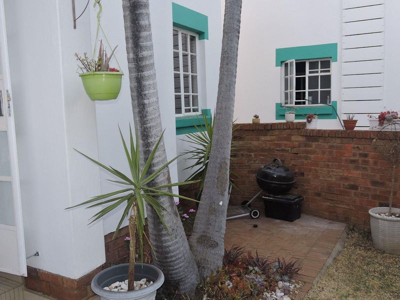 2-bedroom townhouse simplex ground floor unit - Photo 3