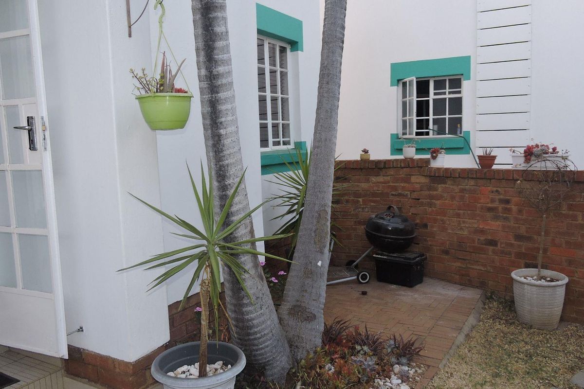 2-bedroom townhouse simplex ground floor unit - Photo 3