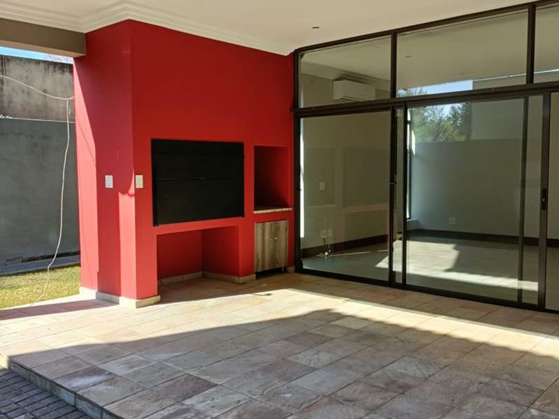 24 HOURS GUARDS SECURITY SERVICES, Stunning 4-Bedroom Home in Waterkloof - Photo 9