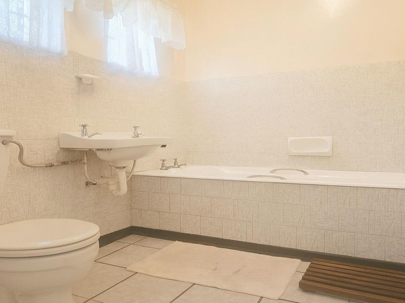 Spacious Family Home with Great Potential - Photo 7