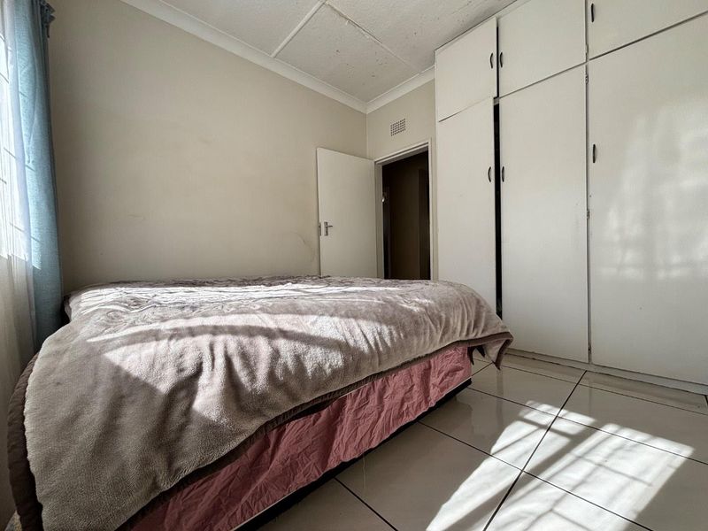 Spacious 3-Bedroom Family Home with Jacuzzi & Entertainment Lapa | Wannenburghoogte, Germiston - Photo 9