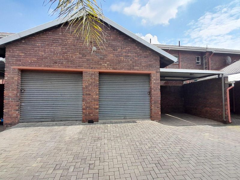 Lovely Double Story Townhouse - Photo 10