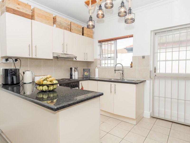 Sunny single story family home. - Photo 10